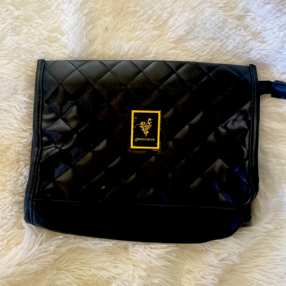 Younique clutch